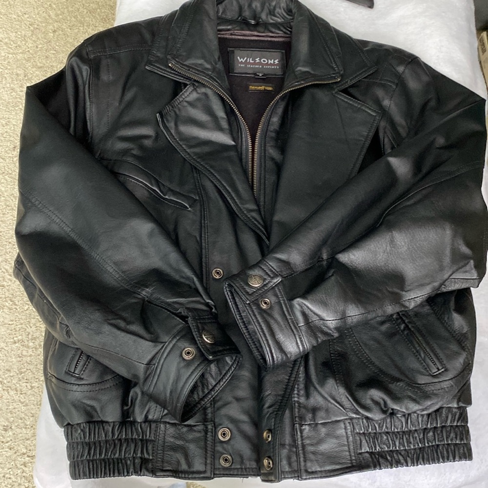 Men’s Wilson’s leather coat. Medium. Thin insulate insulation. Good condition.